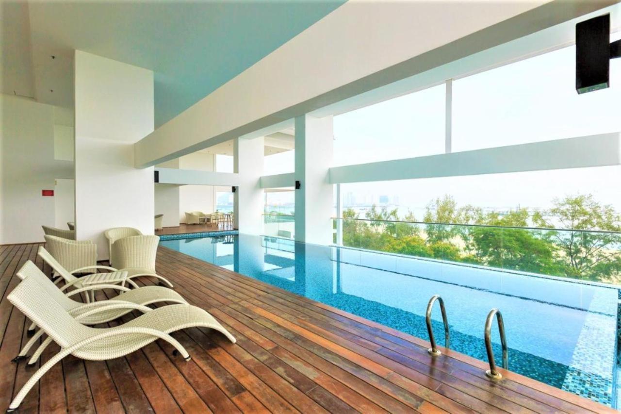 Sunrise Gurney Premium Executive City/Seafront Suite - Penang George Town Bagian luar foto