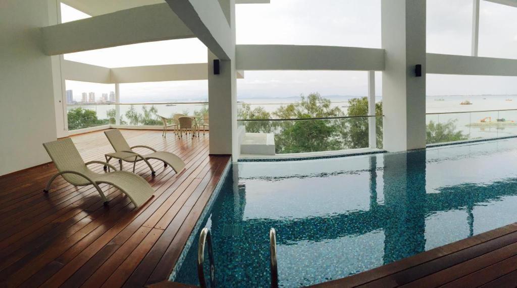 Sunrise Gurney Premium Executive City/Seafront Suite - Penang George Town Bagian luar foto